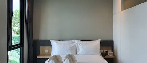 Deluxe Room (Queen Bed) | 1 bedroom, minibar, individually furnished, desk