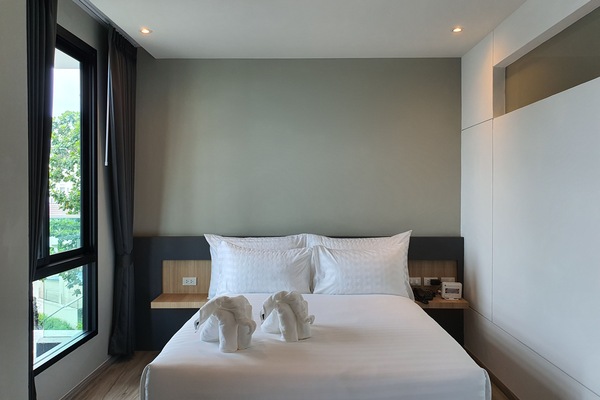 Deluxe Room (Queen Bed) | Minibar, individually furnished, desk, laptop workspace