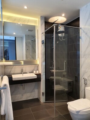 Deluxe-huone (Queen Bed) | Kylpyhuone | Suihku, ilmaiset hygieniatuotteet, hiustenkuivaaja, kylpytakit