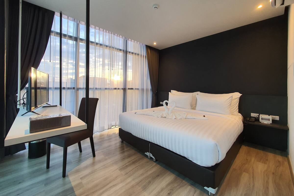 Deluxe Executive | Minibaari, työpöytä, kannettavalle tietokoneelle sopiva työtila