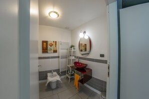 Quadruple Room | Bathroom | Shower, free toiletries, hair dryer, bidet - Main Street Verona (Verona)