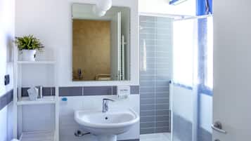 Camera con 2 letti singoli | Bagno | Doccia, set di cortesia gratuito, asciugacapelli, bidet