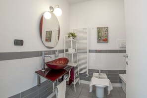 Double Room | Bathroom | Shower, free toiletries, hair dryer, bidet - Main Street Verona (Verona)