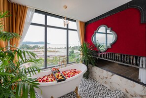 Chambre Double Luxe (Athena Suite) | Salle de bain | Articles de toilette gratuits, sèche-cheveux, peignoirs, chaussons