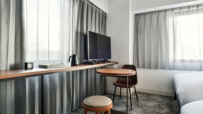 Desk, blackout curtains, iron/ironing board, free WiFi - Vessel Inn Namba (Osaka)