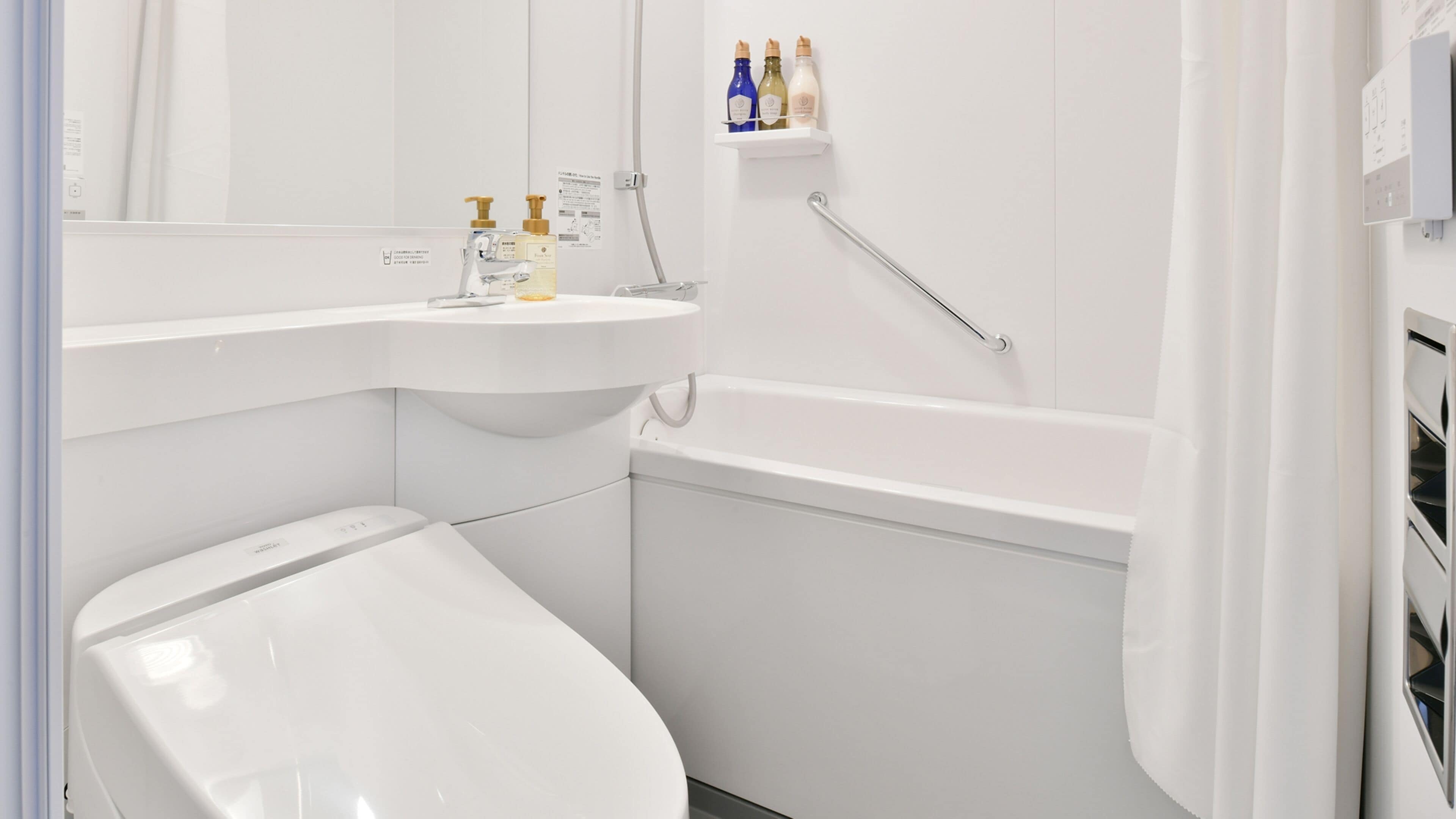 combined shower/bathtub, hair dryer, slippers, bidet