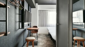 1 slaapkamer, een bureau, verduisterende gordijnen