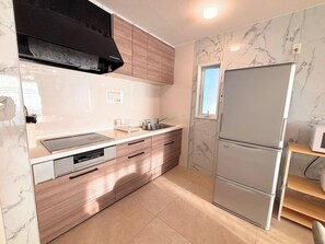 Kjøleskap, mikrobølgeovn, kokeplater og kjøkkenutstyr