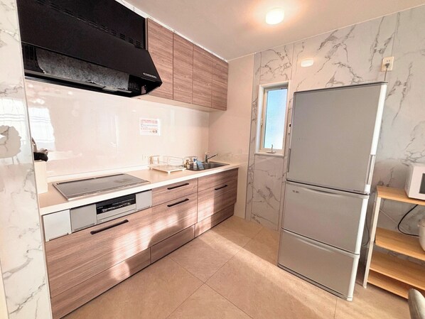 Fridge, microwave, stovetop, cookware/dishes/utensils