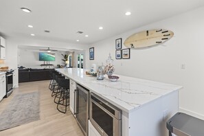 Geladeira, micro-ondas, fogão, cooktop