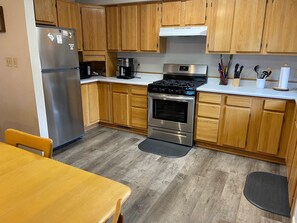 Uuni, liesi, astianpesukone, leivänpaahdin