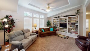 TV, DVD player - Jayhawk Cottage - 5 bedroom, in town, WIFI (Red River)