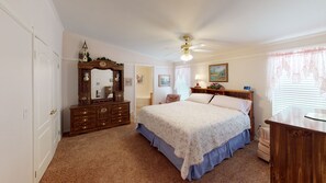 5 bedrooms, iron/ironing board, WiFi, bed sheets