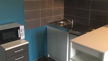 Refrigerador, microondas, parrilla de estufa y cafetera y tetera