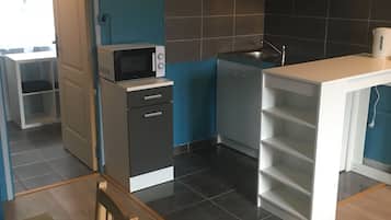 Réfrigérateur, micro-ondes, plaque de cuisson, cafetiÚre/bouilloire
