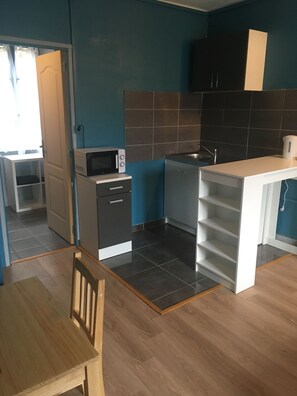 Réfrigérateur, micro-ondes, plaque de cuisson, cafetière/bouilloire