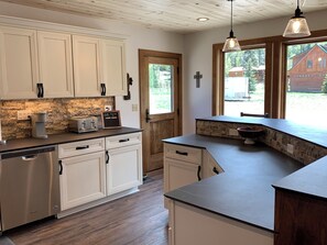 Oven, stovetop, dishwasher, coffee/tea maker - Almost Heaven in the Upper Valley With High Speed Wifi (Red River)