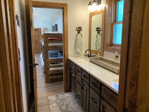 2 bedrooms, memory foam beds, free WiFi, bed sheets - Almost Heaven in the Upper Valley With High Speed Wifi (Red River)