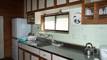 Kühlschrank, Mikrowelle, Herdplatte, Kochgeschirr/Geschirr/Besteck