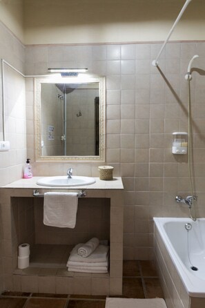 Artículos de tocador de diseñador, secador de pelo, bidet, toallas