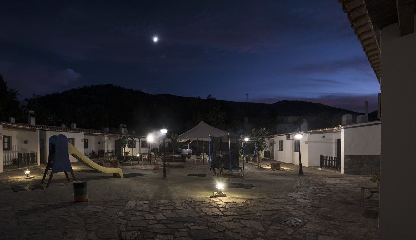 Vista frontal de la propiedad por la tarde o noche