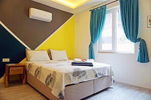 Decoración personalizada, muebles diferentes y cortinas blackout