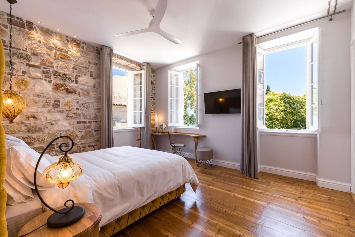 deluxe double room with sea view (#7) | 1 bedroom, minibar, in-room safe, individually decorated