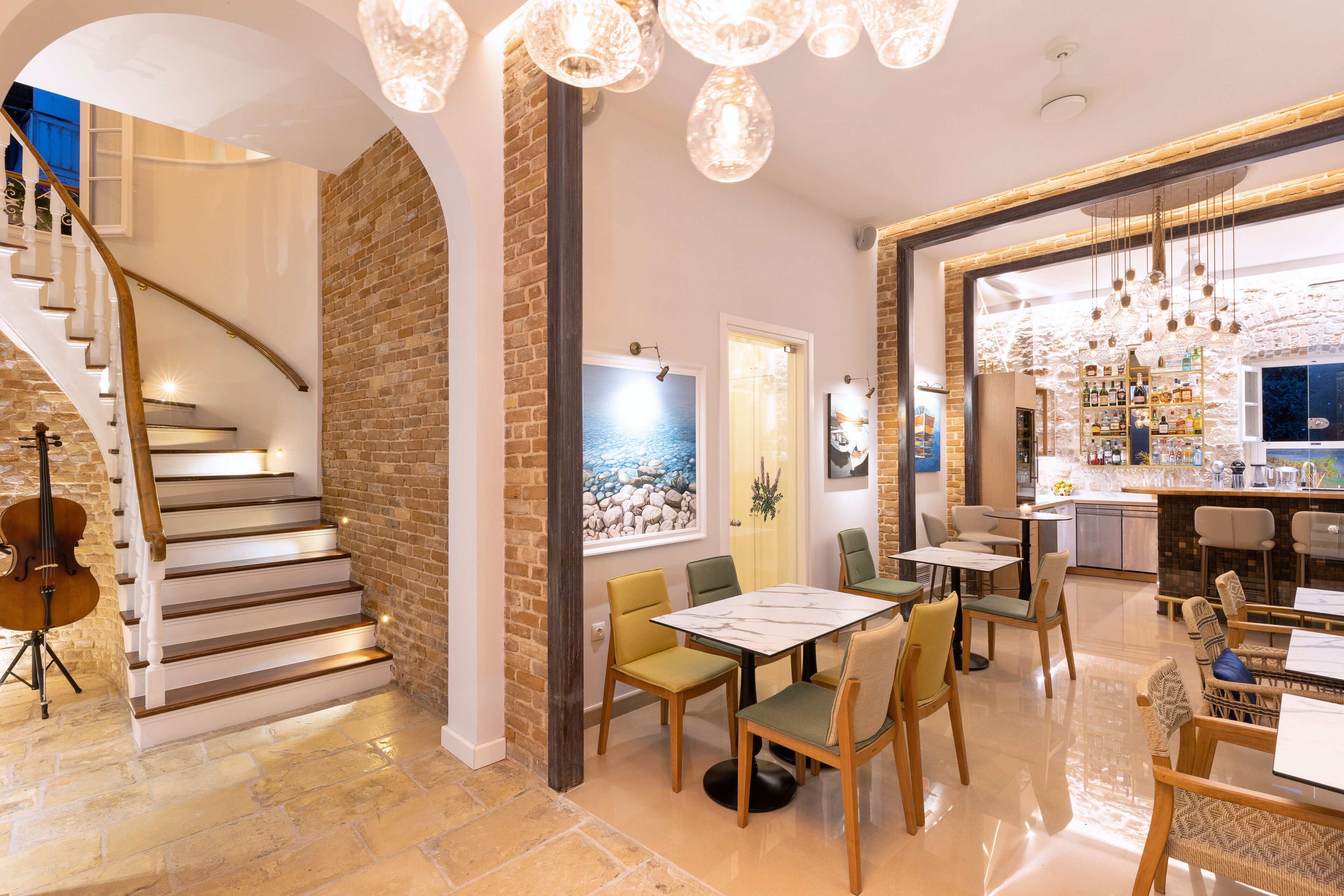 Un intérieur moderne comprenant un escalier, un coin repas et un bar.