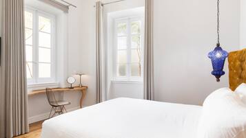 Deluxe Double Room with Side Sea View (#5) | Minibar, pengeskab på værelset, individuelt design