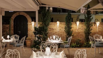 Cocina mediterránea, con vista al jardín