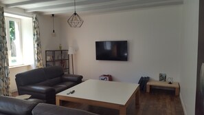 Smart TV, books, stereo