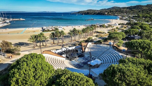 Una zona costera con playa, puerto deportivo y un gran anfiteatro.