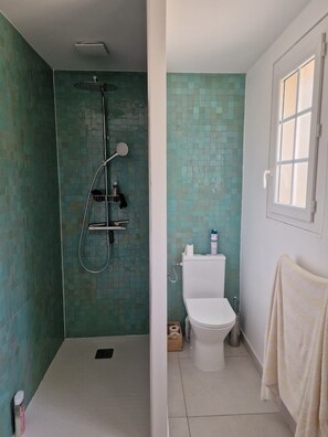 A bathroom with a shower, toilet, and a window. - Villa with a private pool and fenced-in yard, a 10-minute walk from the beach (Bormes-les-Mimosas)