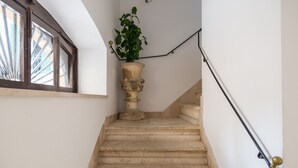 A staircase with a potted plant on the landing. - Le Cupole -  Mosaico con Terrazza by Wonderful Italy (Ostuni)