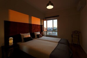 2 habitaciones, escritorio, tabla de planchar con plancha y wifi