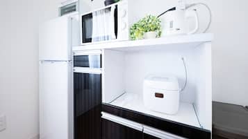Fridge, microwave, stovetop, cookware/dishes/utensils