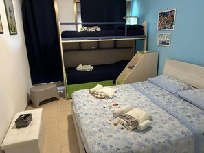 2 bedrooms, iron/ironing board, travel cot, free WiFi