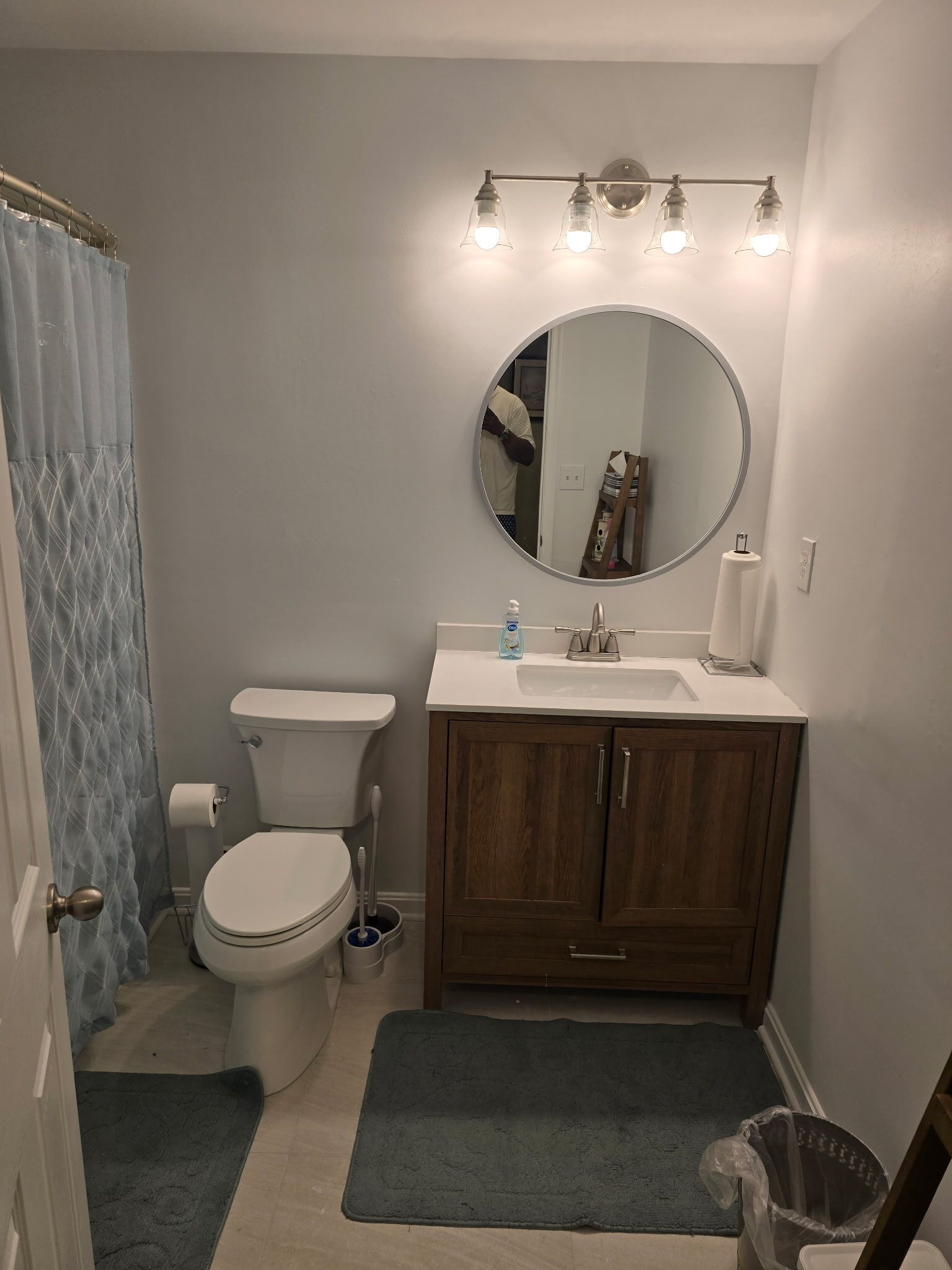 Ein Badezimmer mit Toilette, Waschbecken, Spiegel und Waschtisch.