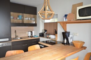 Fridge, microwave, oven, stovetop - Beach house for 4 - 6 pers. in quiet top location - 200 m to the beach (Hohwacht (Ostsee))