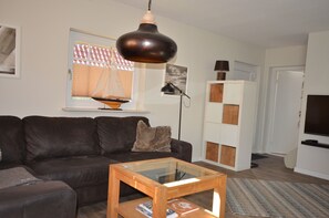 Fernseher, Kamin, Bücher
