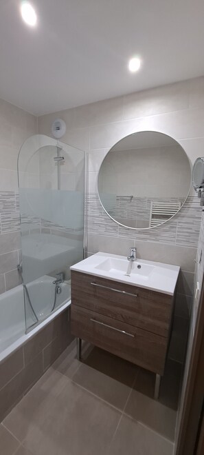 Bathtub, hair dryer, towels, toilet paper - One-Bedroom Apartment, good standard,  with balcony and parking (Lyon)
