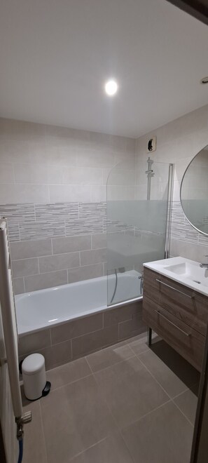 Baignoire, séchoir à cheveux, serviettes fournies, papier de toilette