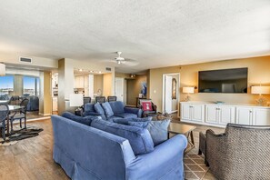 Condo, 3 Bedrooms | Living area