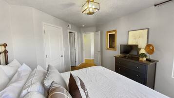 Condo, 2 habitaciones | 2 habitaciones, escritorio y espacio para trabajar con laptop