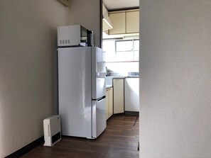 Kühlschrank, Mikrowelle, Herdplatte, Reiskocher