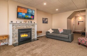 Smart TV, chimenea y videojuegos