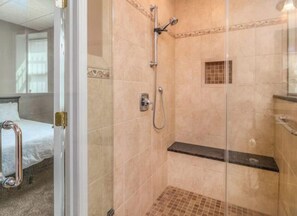 Baignoire, baignoire à jets, sèche-cheveux, bidet