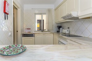 Kjøleskap, ovn, oppvaskmaskin og kaffetrakter/tekoker