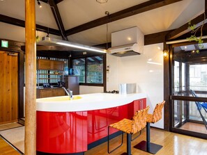 Réfrigérateur, four à micro-ondes, surface de cuisson