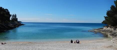 Una spiaggia nelle vicinanze
